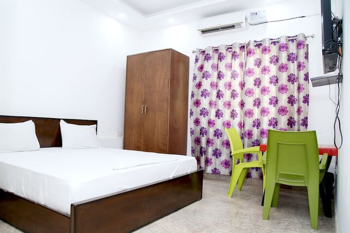 Room 13 of 38