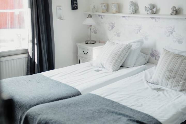 Room 2 of 65