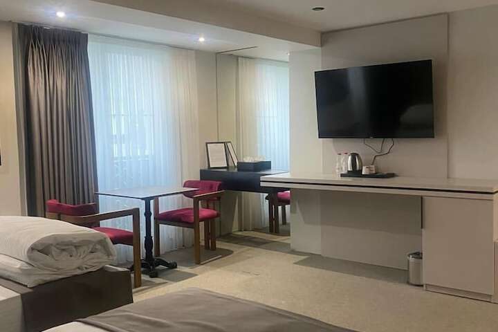Room 6 of 9