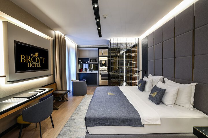 Room 9 of 80