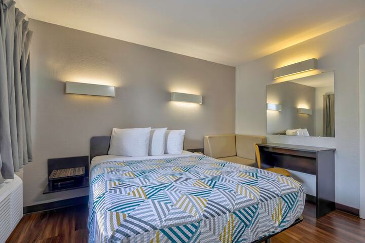 1 Queen Bed (5 of 9)