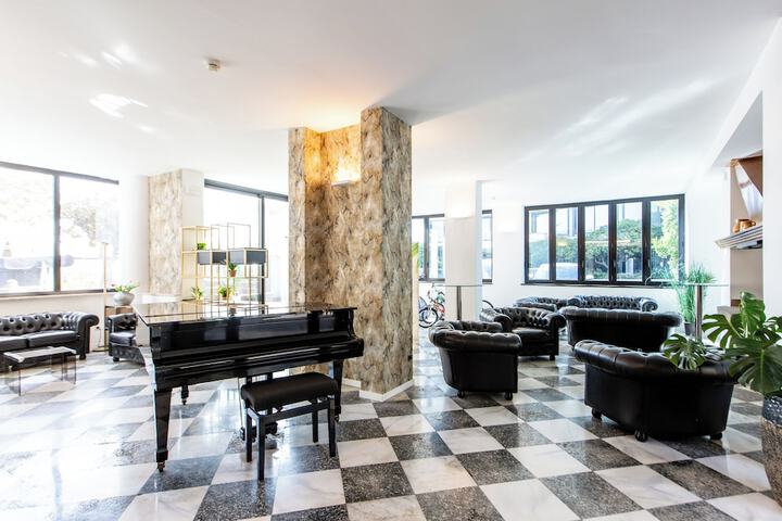 Entrance & Lobby