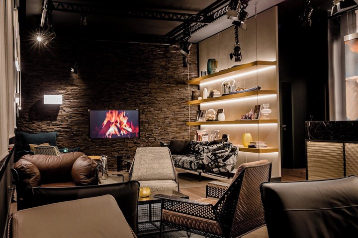 Lounge 22 of 28