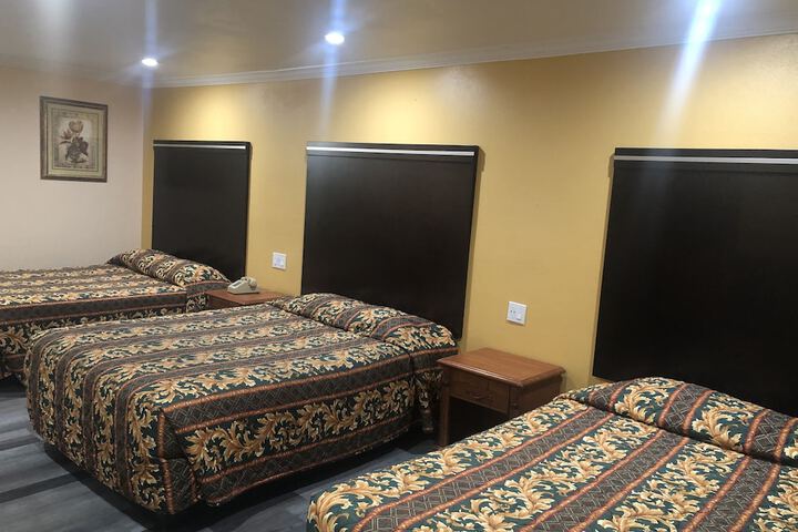 2 Queen Beds (7 of 8)