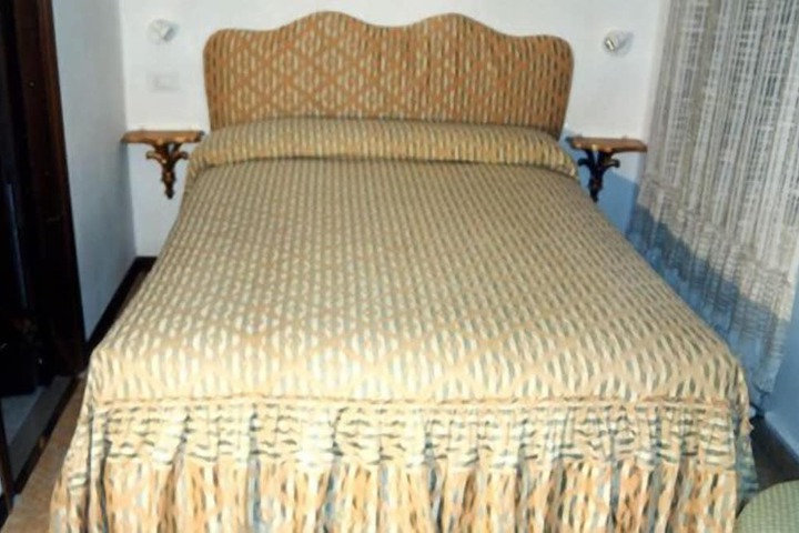 Room 2 of 7