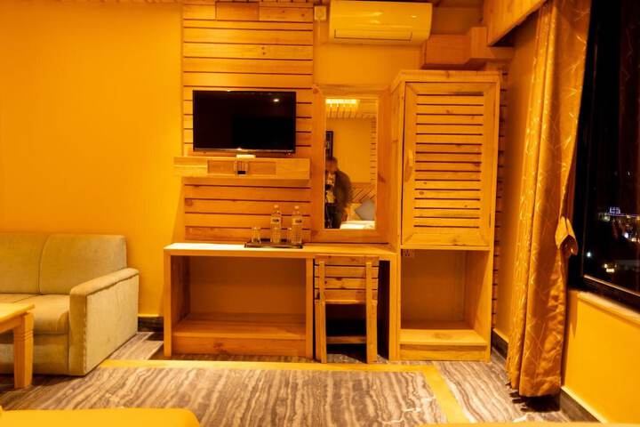 Room 4 of 93