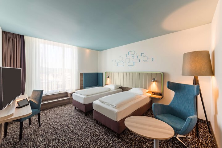 Room 13 of 42