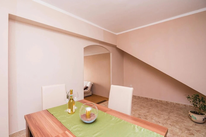 Room 4 of 10