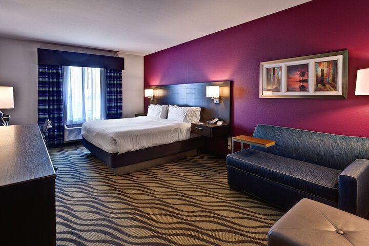 1 King Bed (3 of 12)