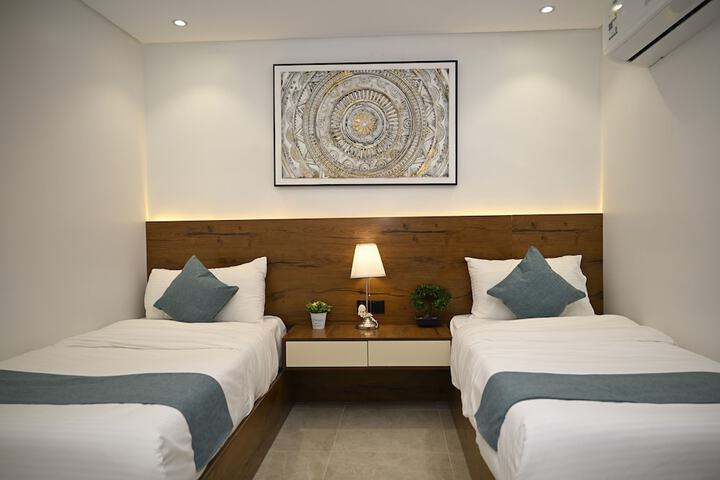 Room 10 of 32