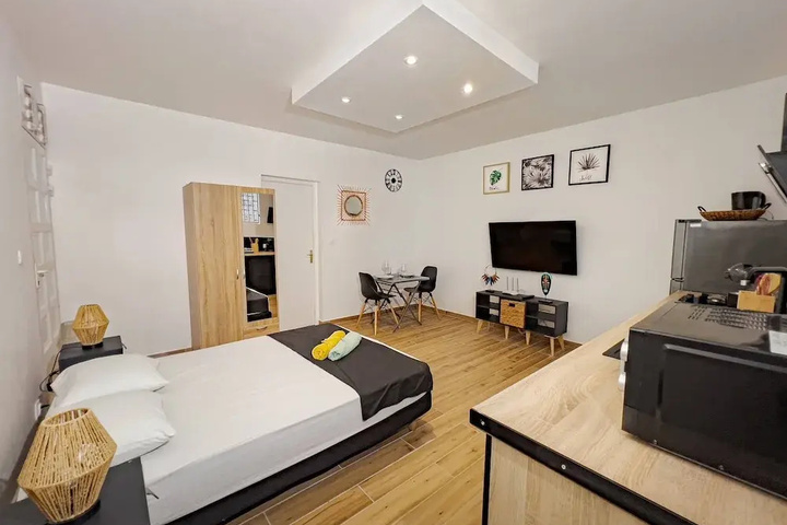 Room 2 of 5