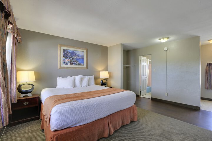 1 King Bed (8 of 8)