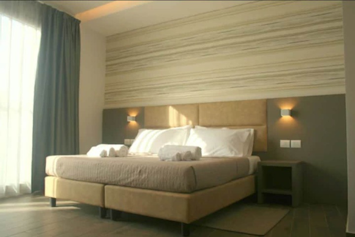 Room 8 of 33