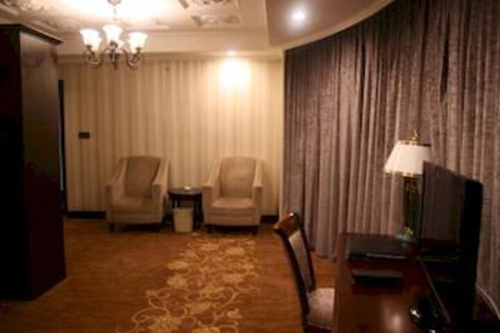 Room 9 of 18