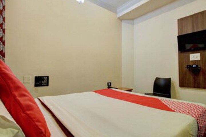Room 27 of 38
