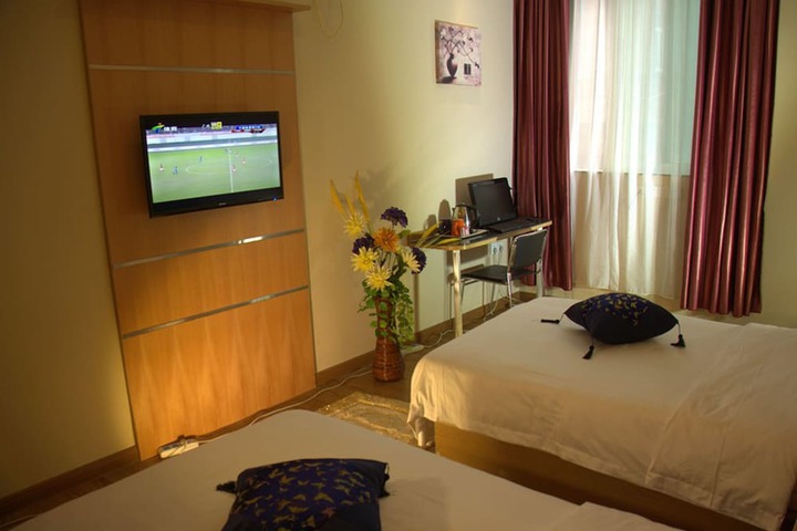 Room 8 of 18