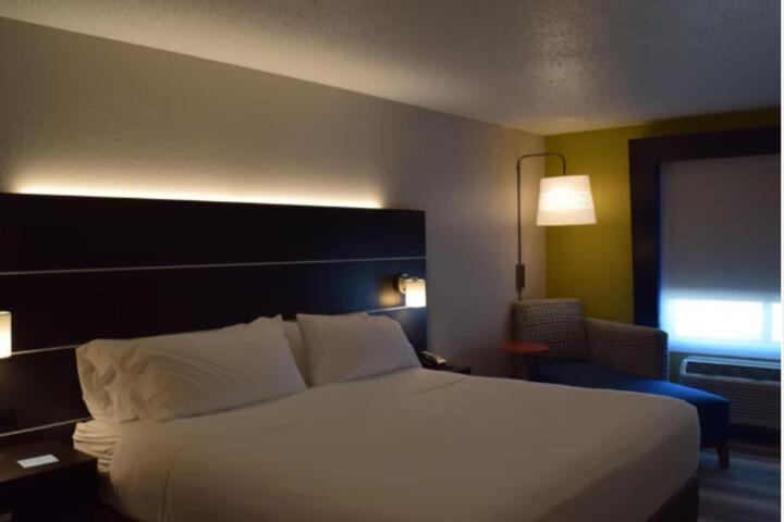 1 King Bed (25 of 28)