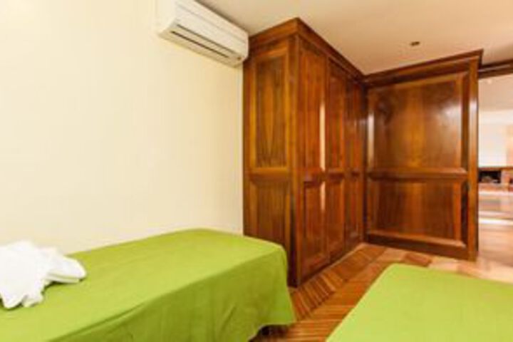 Room 11 of 32
