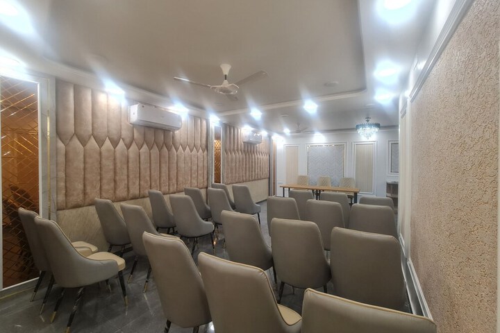 Ballroom/Hall 33 of 48