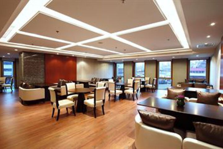 Lounge 5 of 23