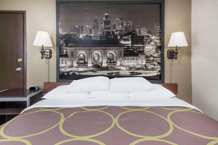 1 King Bed (6 of 8)