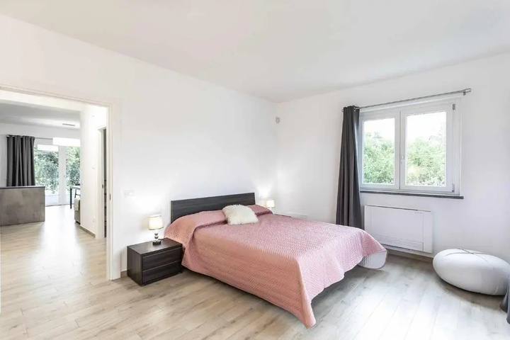 Room 4 of 11