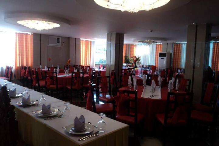 Royal Crest Hotel Restaurant & Sports Centrum