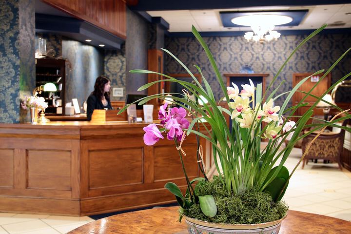 Check-in/check-out kiosk