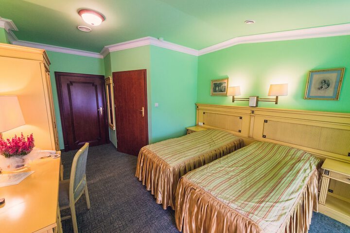 Room 11 of 40