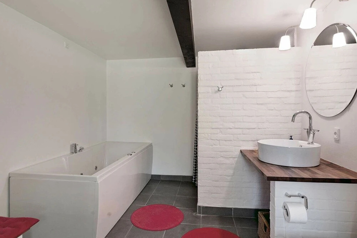 Room 6 of 16