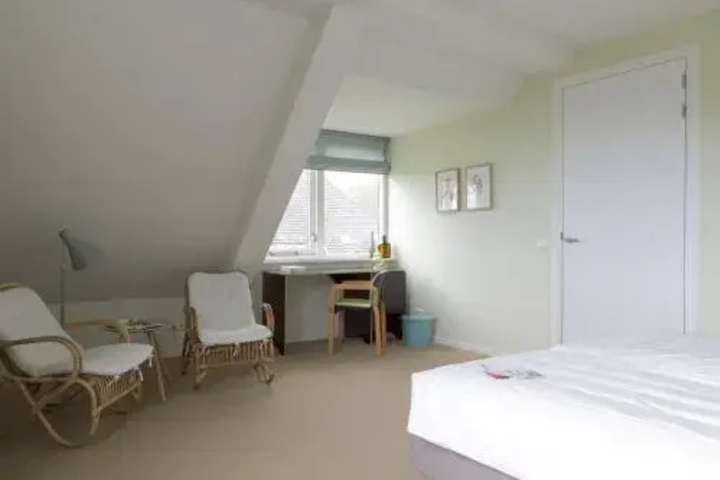 Room 4 of 18
