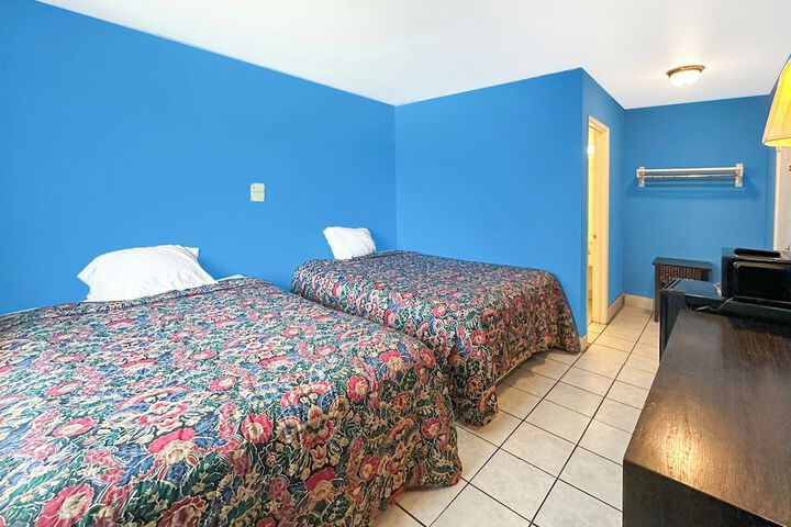 2 Queen Beds (4 of 6)