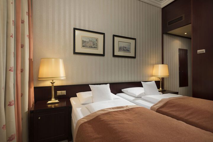 Room 12 of 21