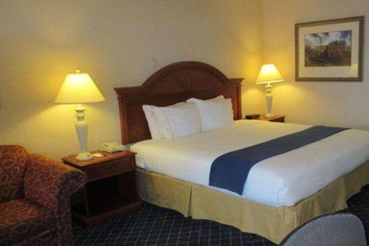 1 King Bed (3 of 4)