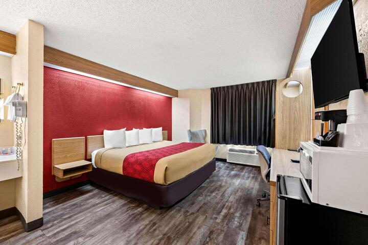 1 King Bed (7 of 10)