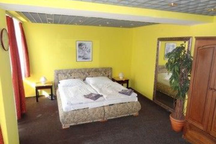 Room 5 of 11