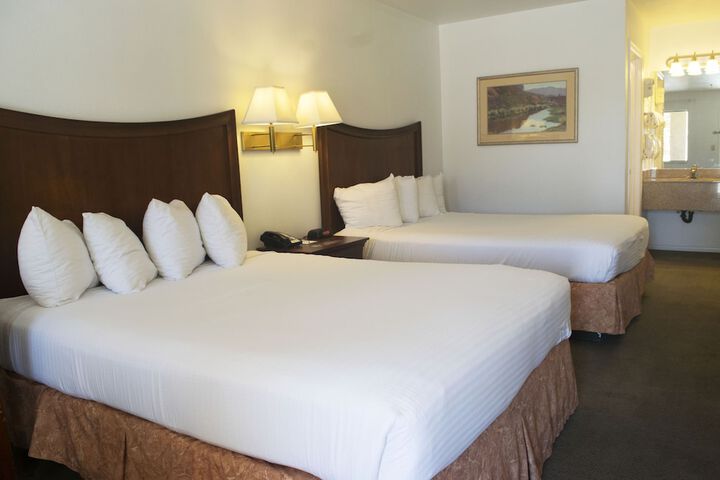 2 Queen Beds (10 of 14)