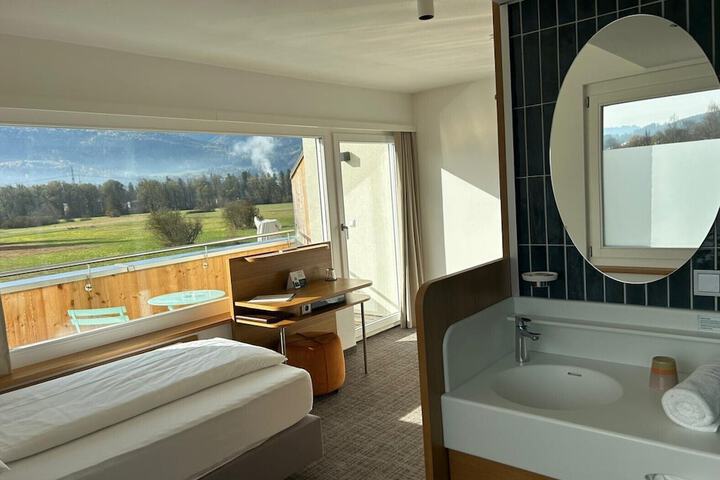 Room 32 of 102