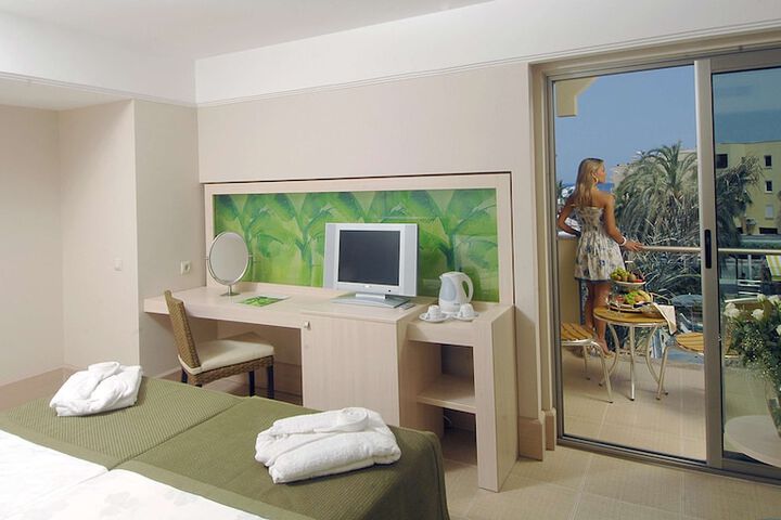 Room 16 of 97