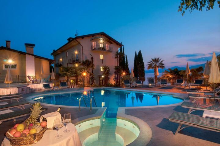Pool 33 of 61