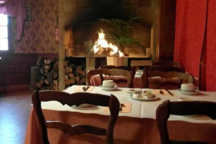 Dining 12 of 16