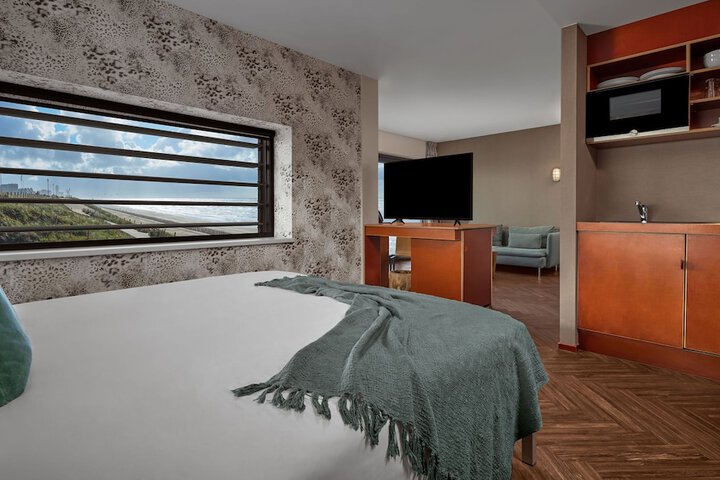 Room 9 of 37