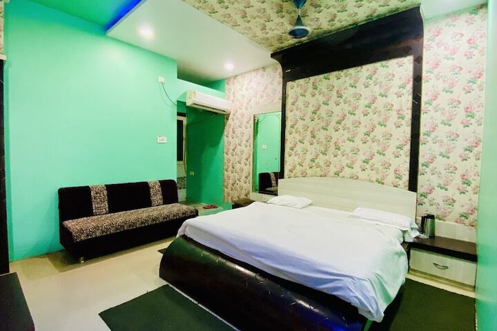 Room 6 of 32