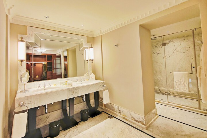 Room 16 of 37