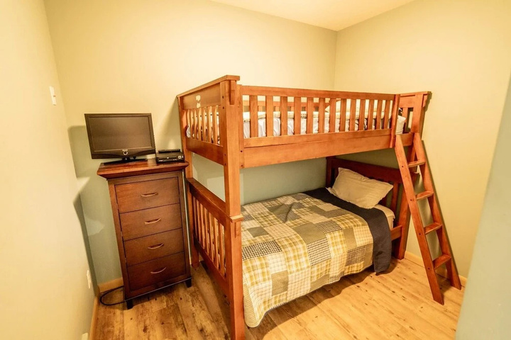 Room 2 of 10