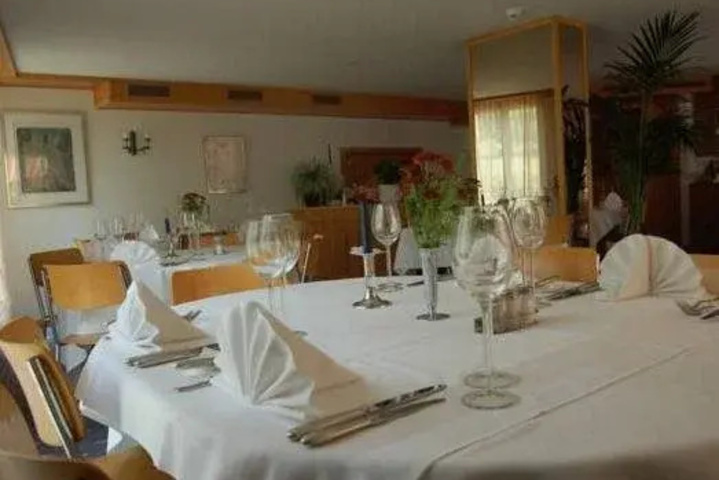 Dining 4 of 13