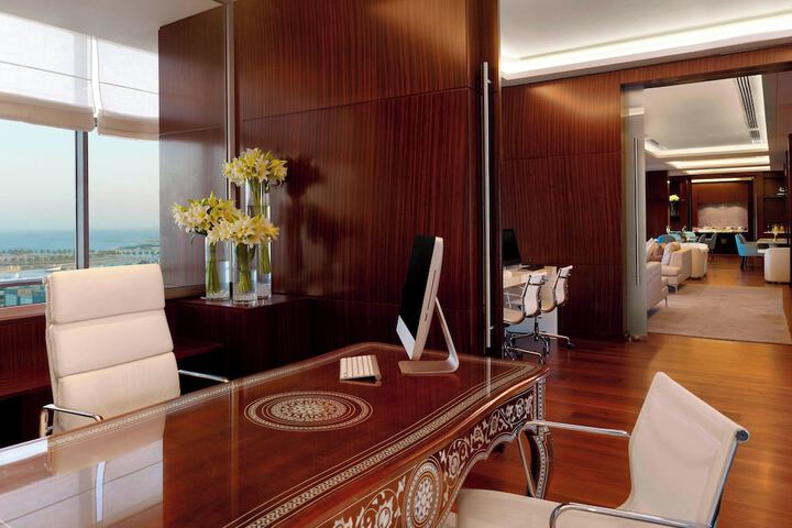 Lounge 82 of 103