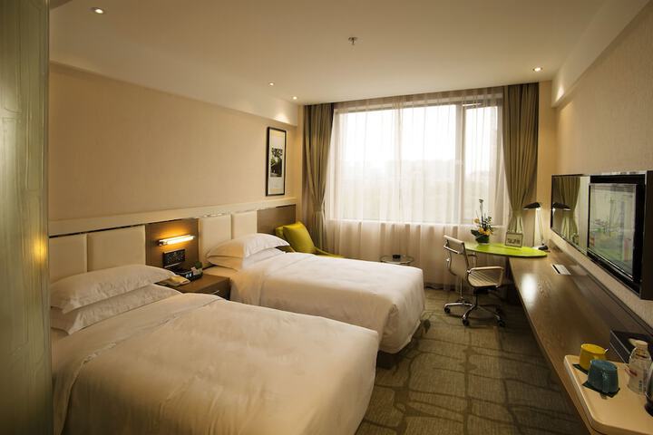Room 4 of 8