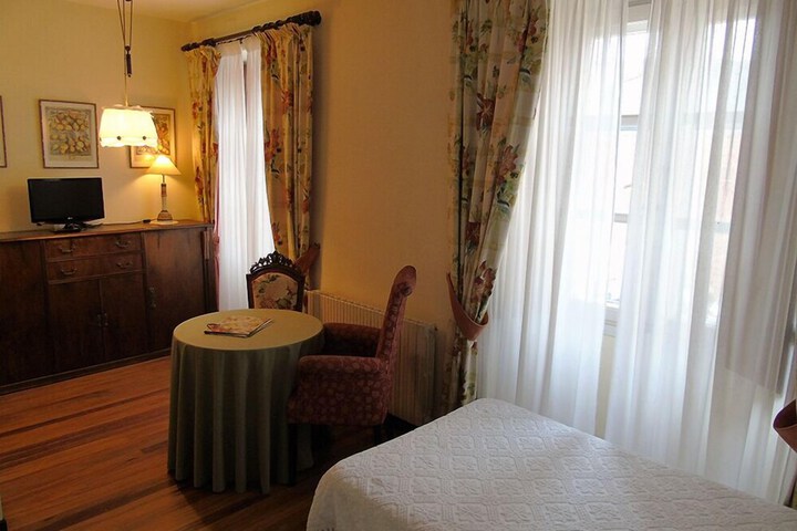 Room 4 of 48