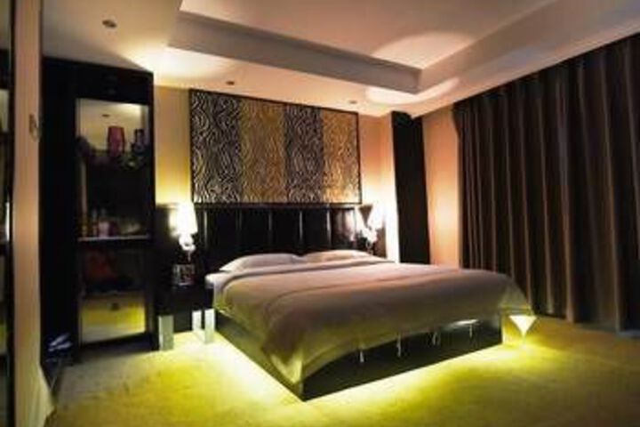 Room 5 of 9